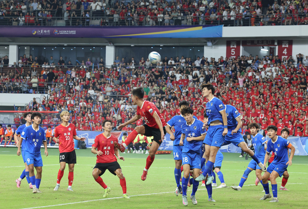 他在接受采, 了明年的